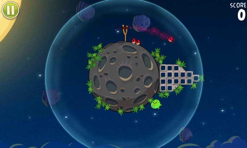 Des cochons et des oiseaux fous dans l'espace Un astéroïde et des angry birds