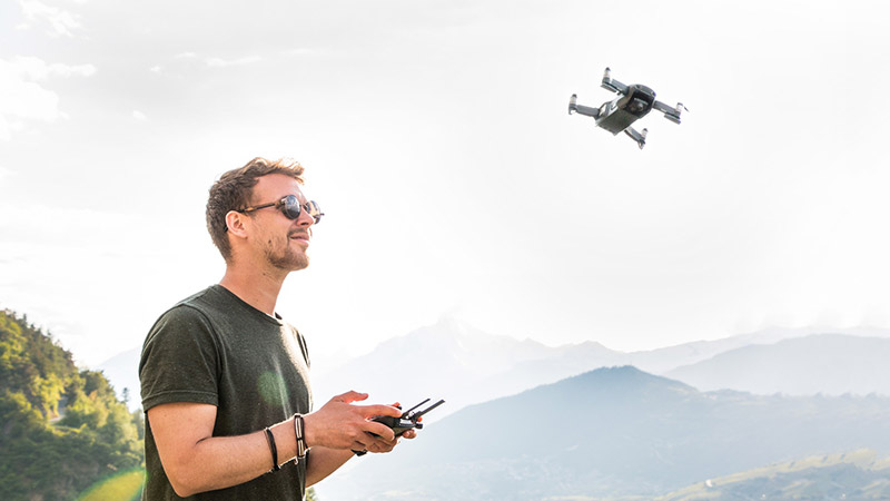 Un homme pilote un drone photo et vidéo de loisirs
