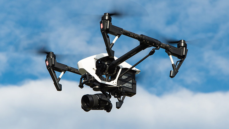 Drone vidéo professionnel avec une grosse caméra
