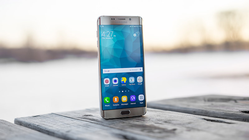 Smartphone samsung allumé avec des applications android